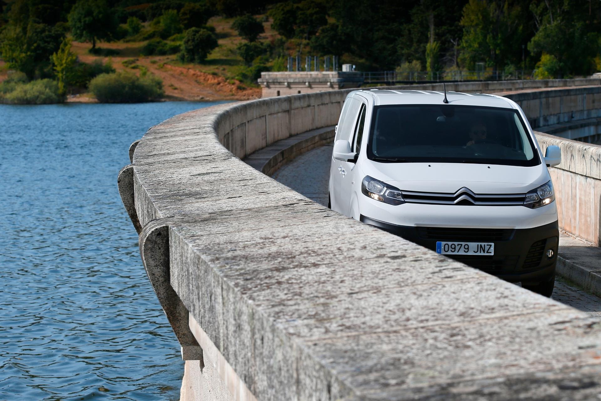 Vista del Citroën Jumpy avanzando por una presa, destacando su diseño frontal y lateral.