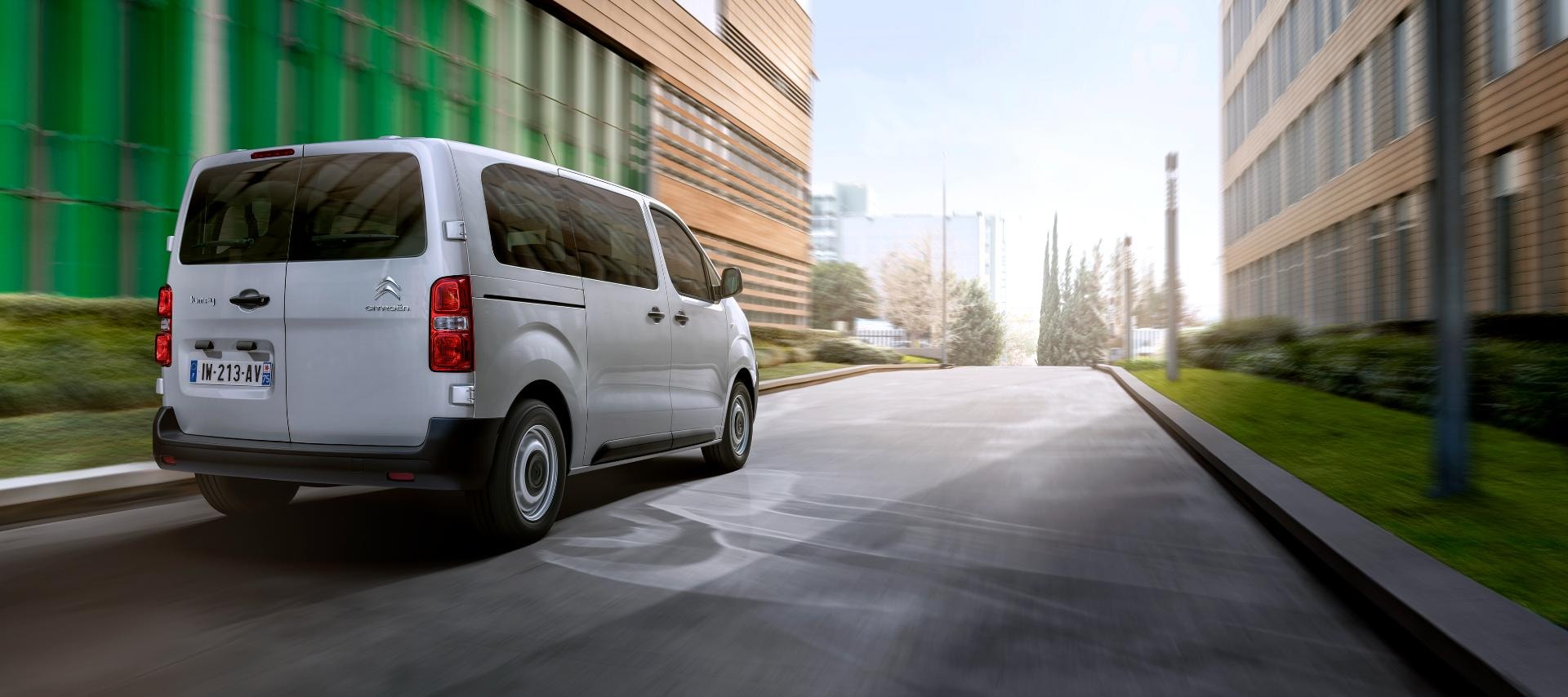 Vista dinámica del Citroën Jumpy desplazándose por zona urbana.