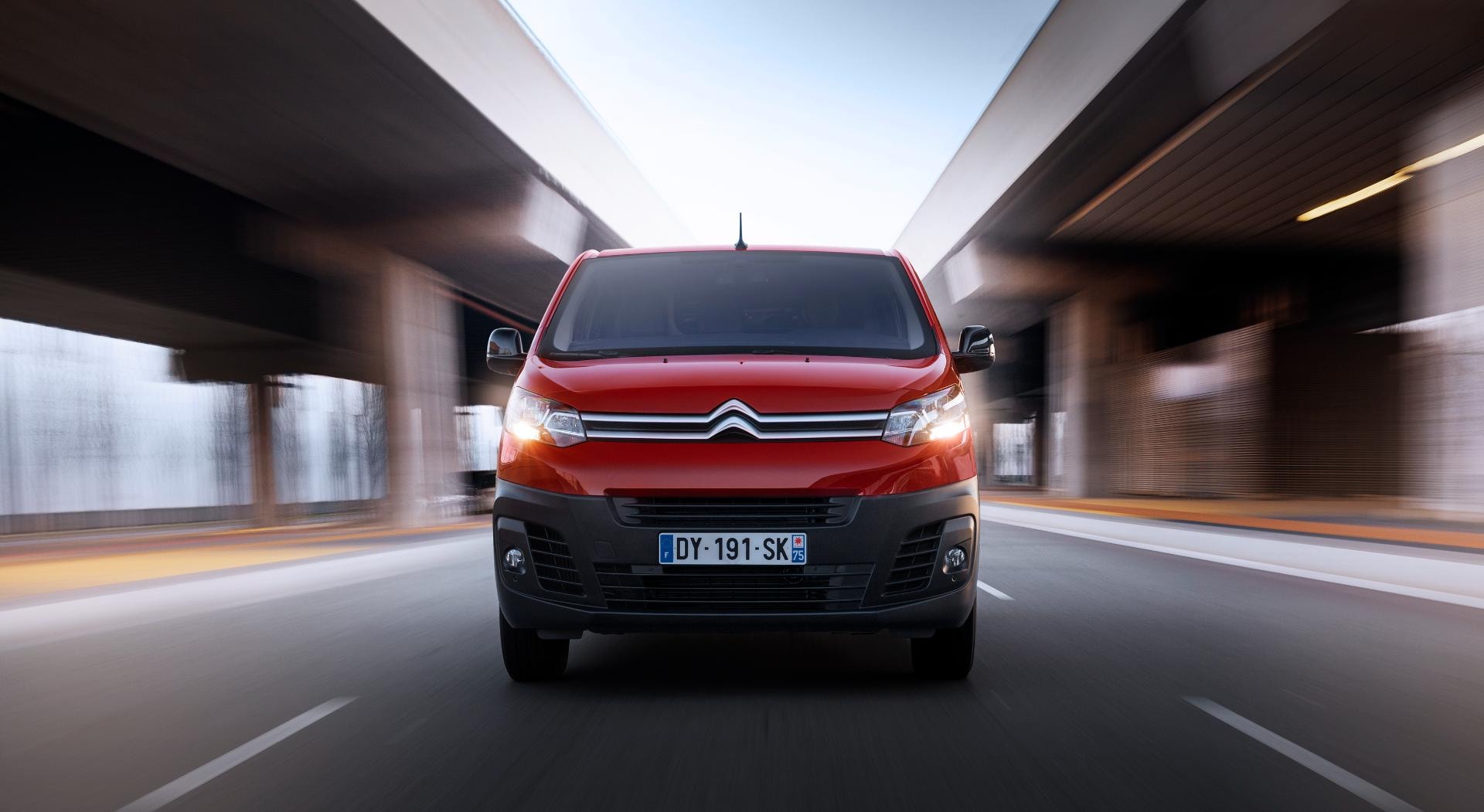 Imagen del frente del Citroën Jumpy enfatizando su robustez y estilo moderno.
