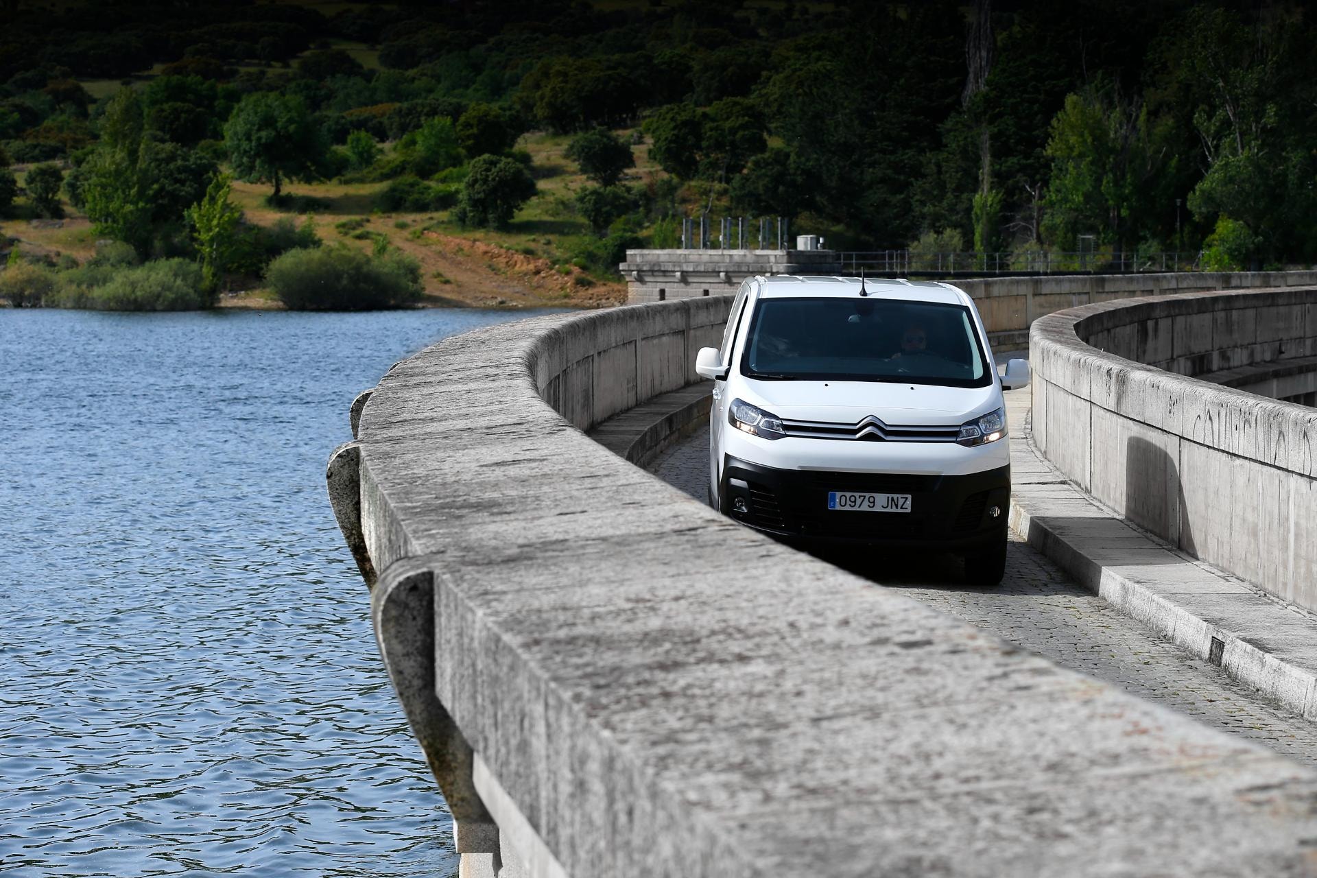 Citroën Jumpy en posición frontal en un entorno cerca del agua, mostrando su frontal distintivo.