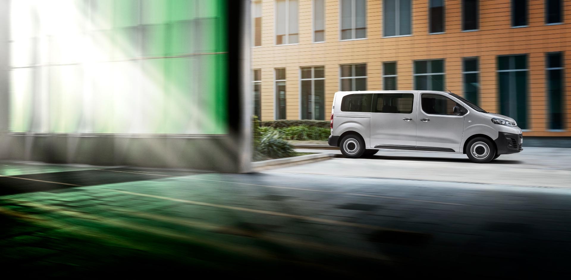 Perfil del Citroën Jumpy en un entorno urbano reflejando su adaptabilidad.