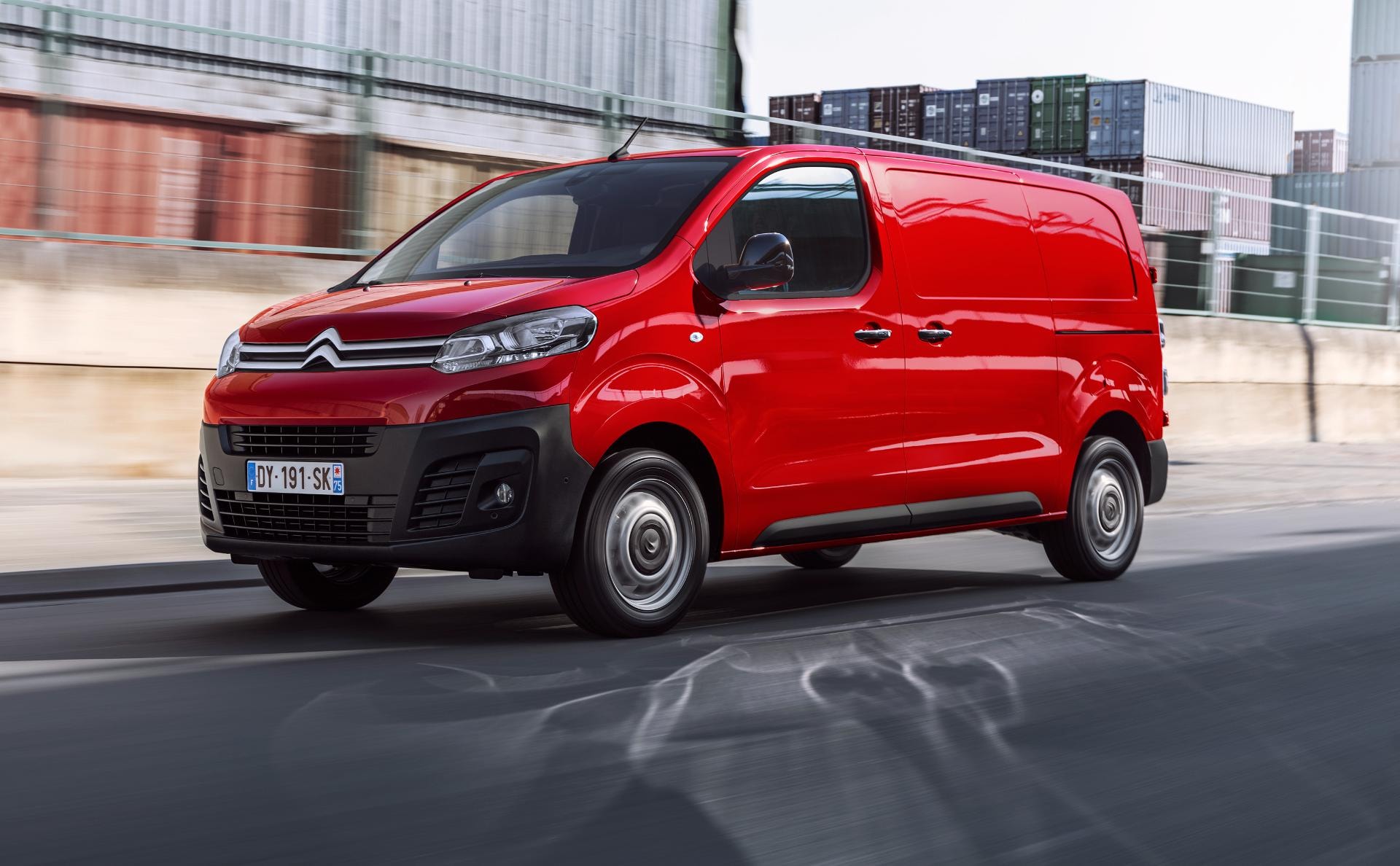 Un ágil Citroën Jumpy rojo en plena acción, ideal para el tráfico diario en la ciudad.
