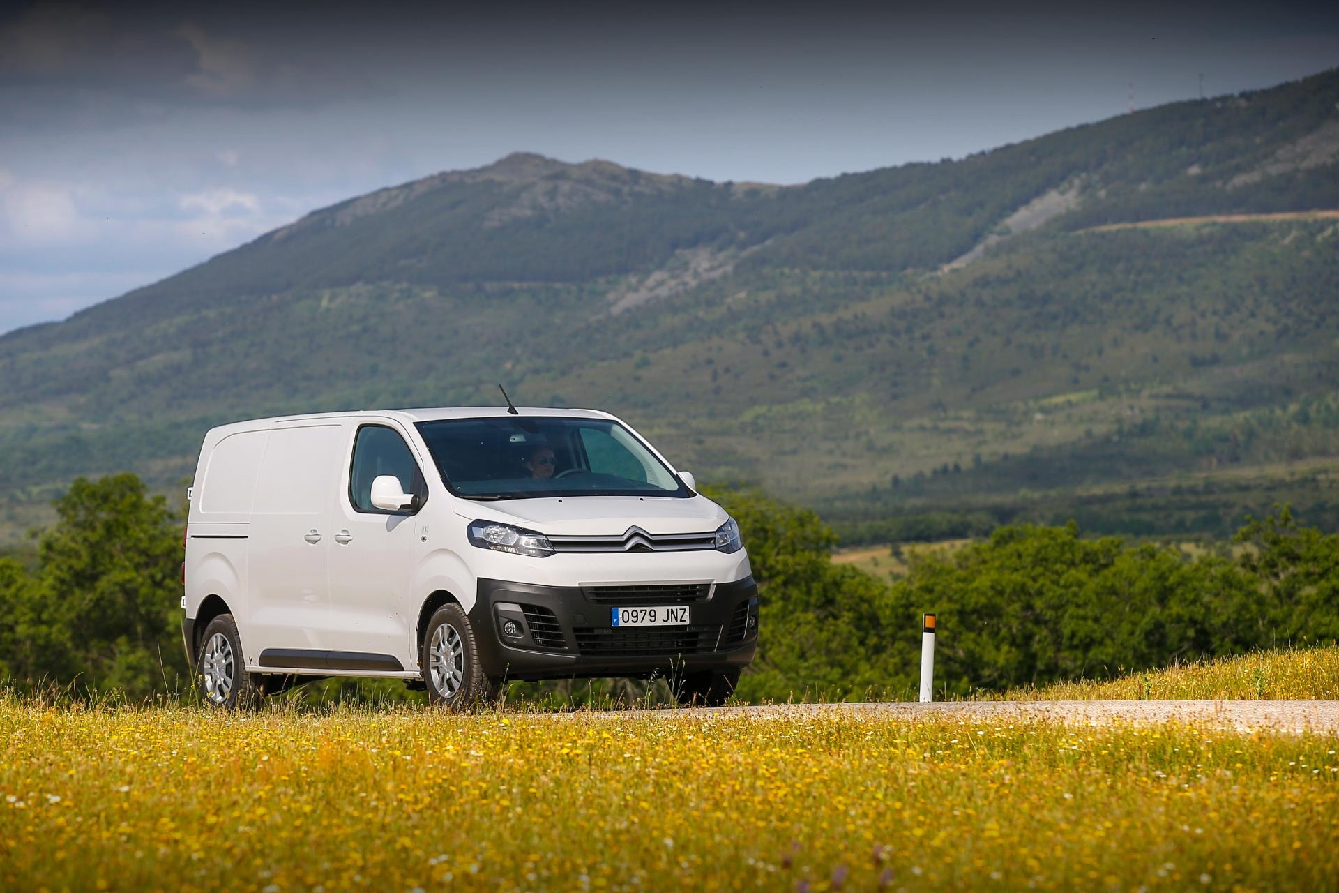 Citroën Jumpy en un escenario montañoso, enfatizando su versatilidad y robustez.