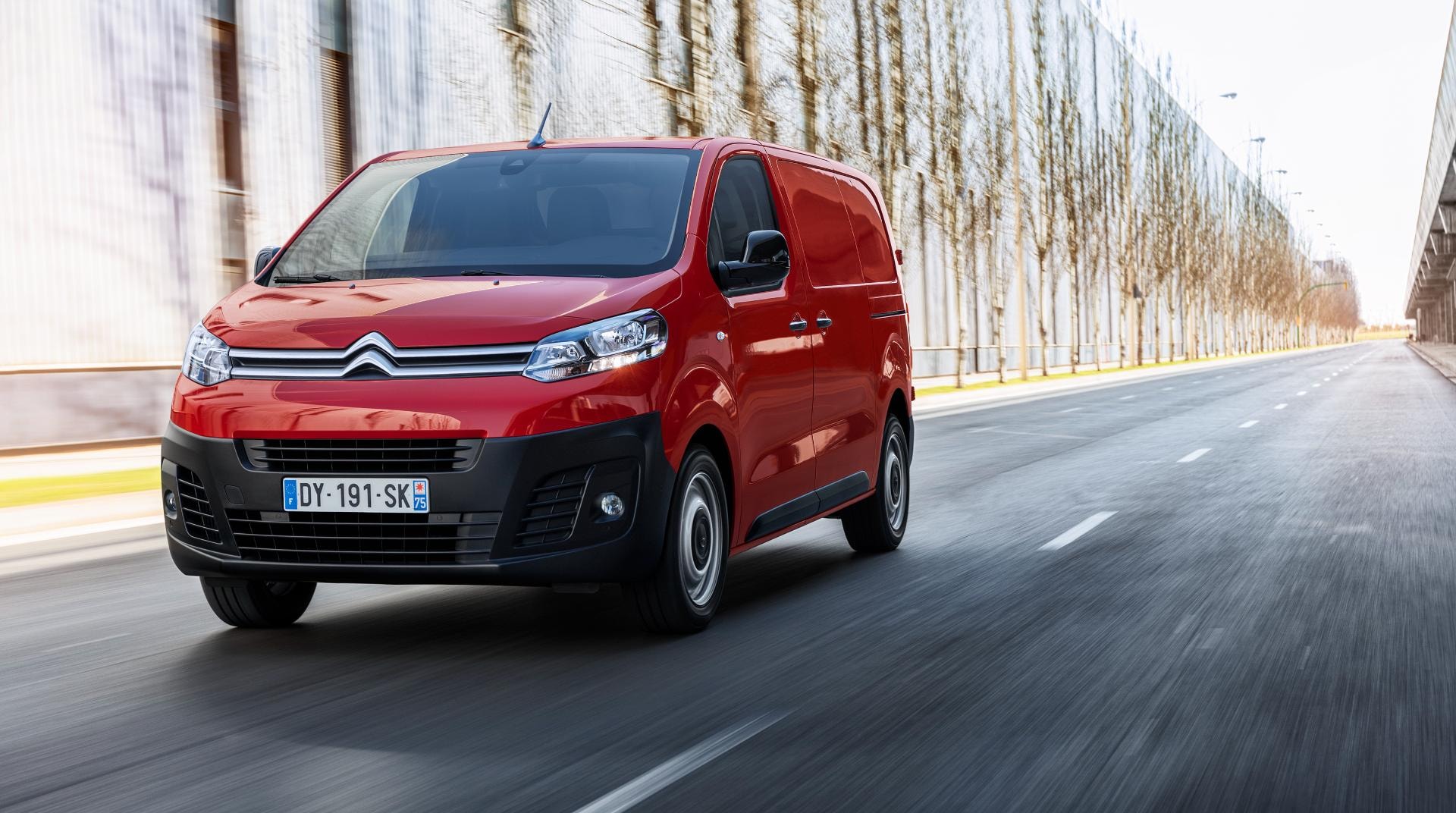 Imagen en movimiento del Citroën Jumpy rojo, destacando su agilidad urbana.