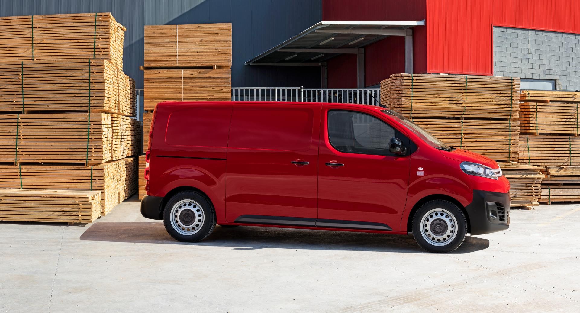 Vista lateral del Citroën Jumpy en zona de carga, destaca su funcionalidad.