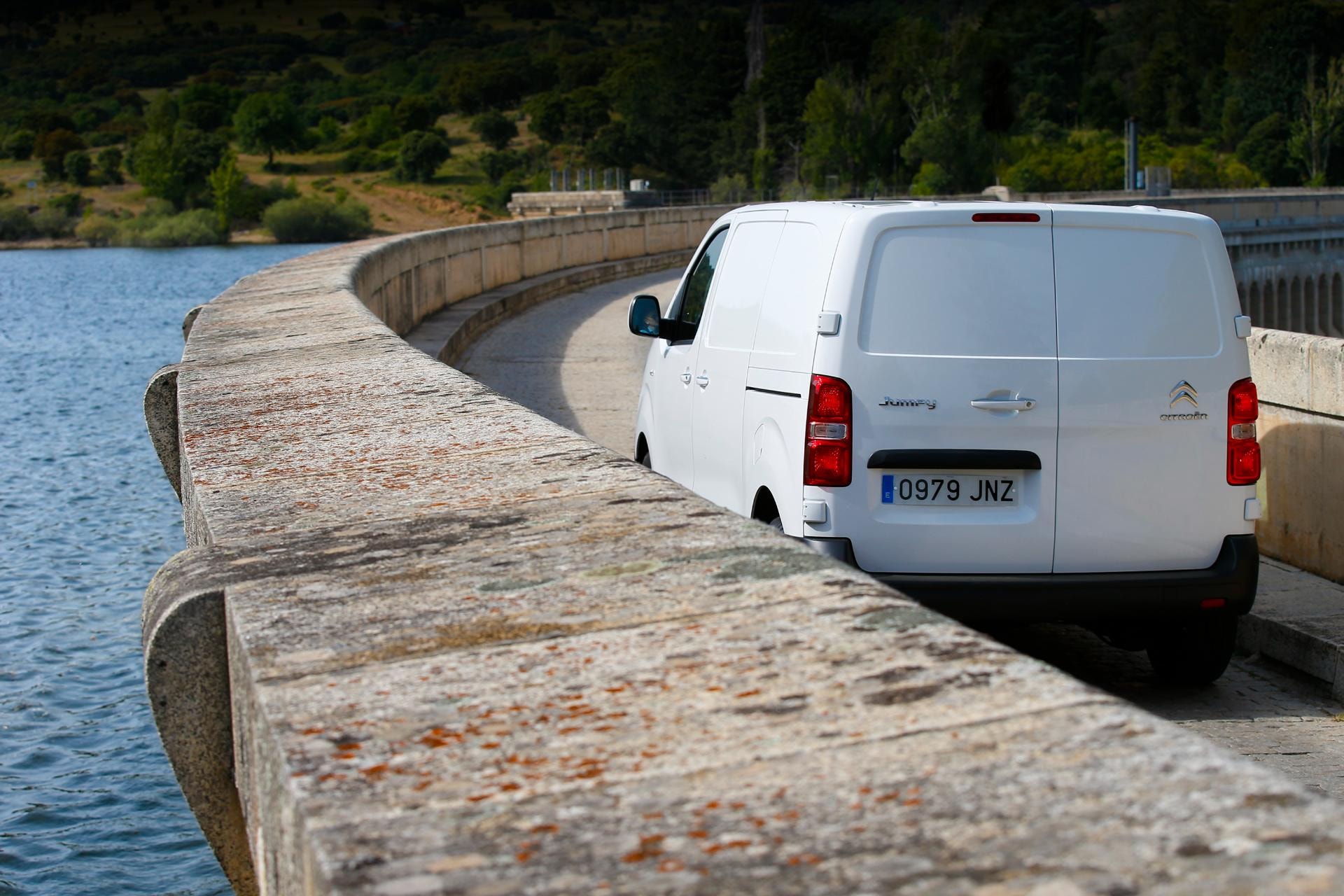 Citroën Jumpy vista desde atrás transitando un puente.