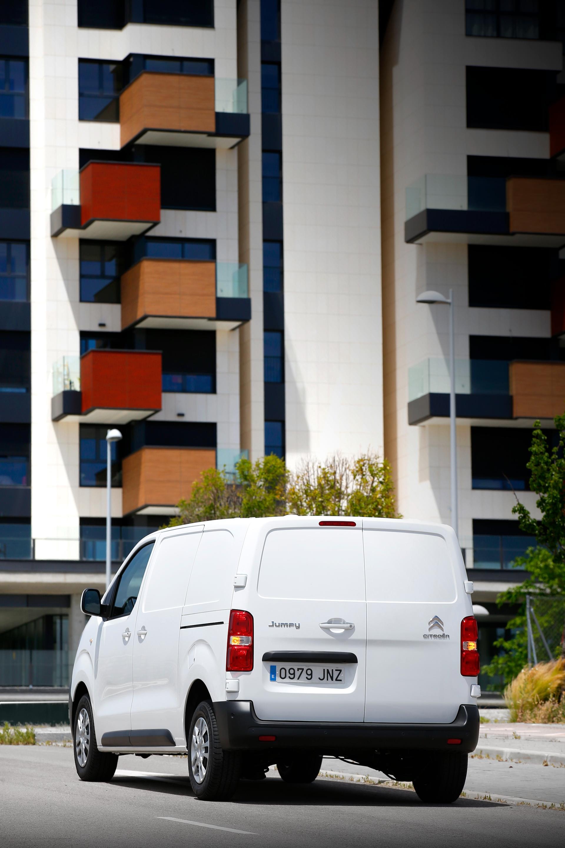 Vista trasera de la Citroën Jumpy en un entorno urbano.