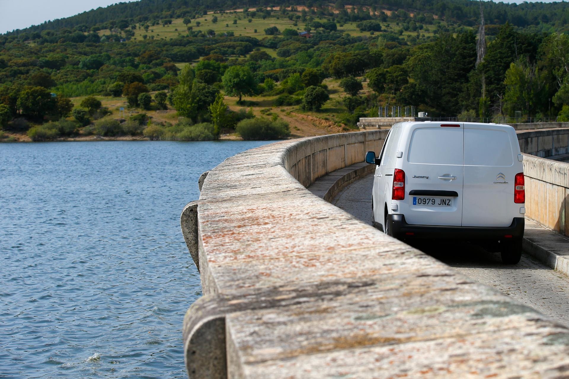 Citroën Jumpy en perspectiva tres cuartos trasera junto a un lago.