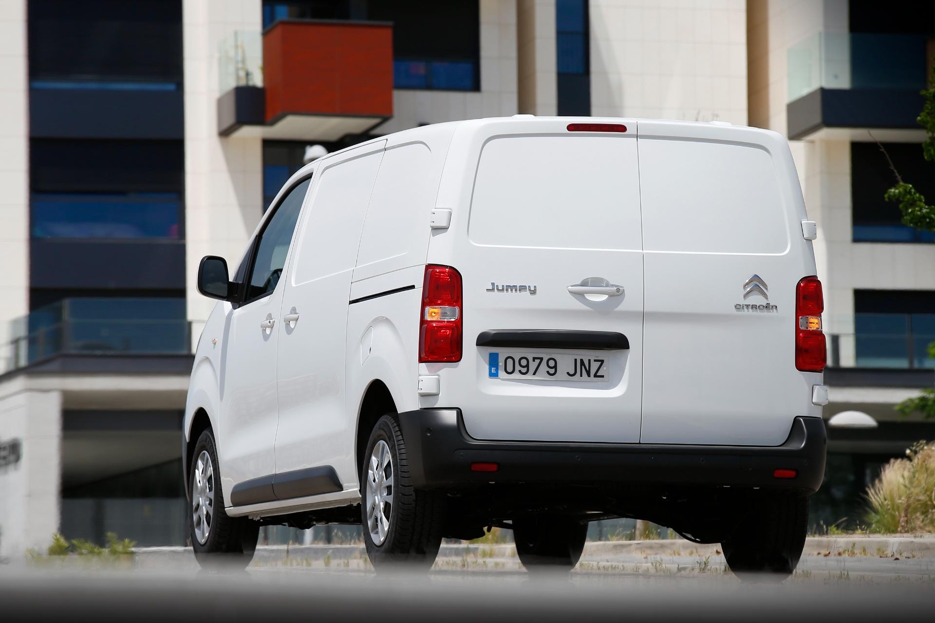 Imagen trasera del Jumpy en un ambiente urbano, placa visible