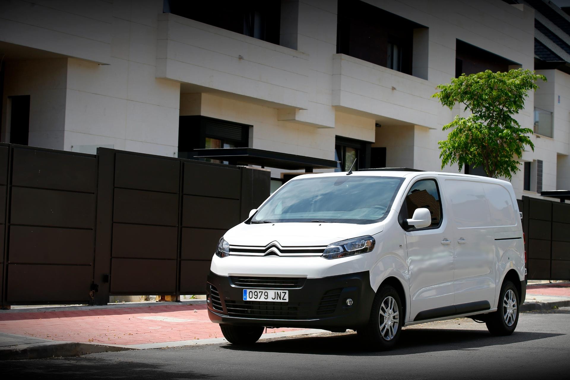 Jumpy en escenario urbano evidenciando ángulo delantero y lateral