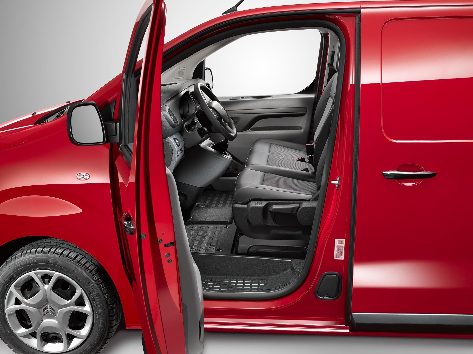 Vista lateral del Citroën Jumpy con la puerta del conductor abierta.