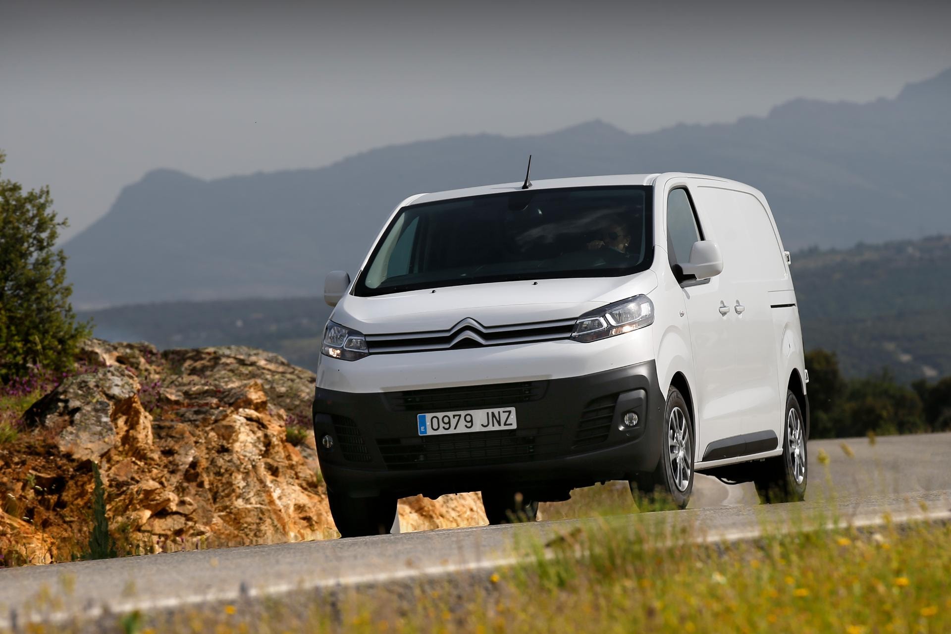 Lateral del Citroën Jumpy en contexto natural, mostrando líneas del diseño