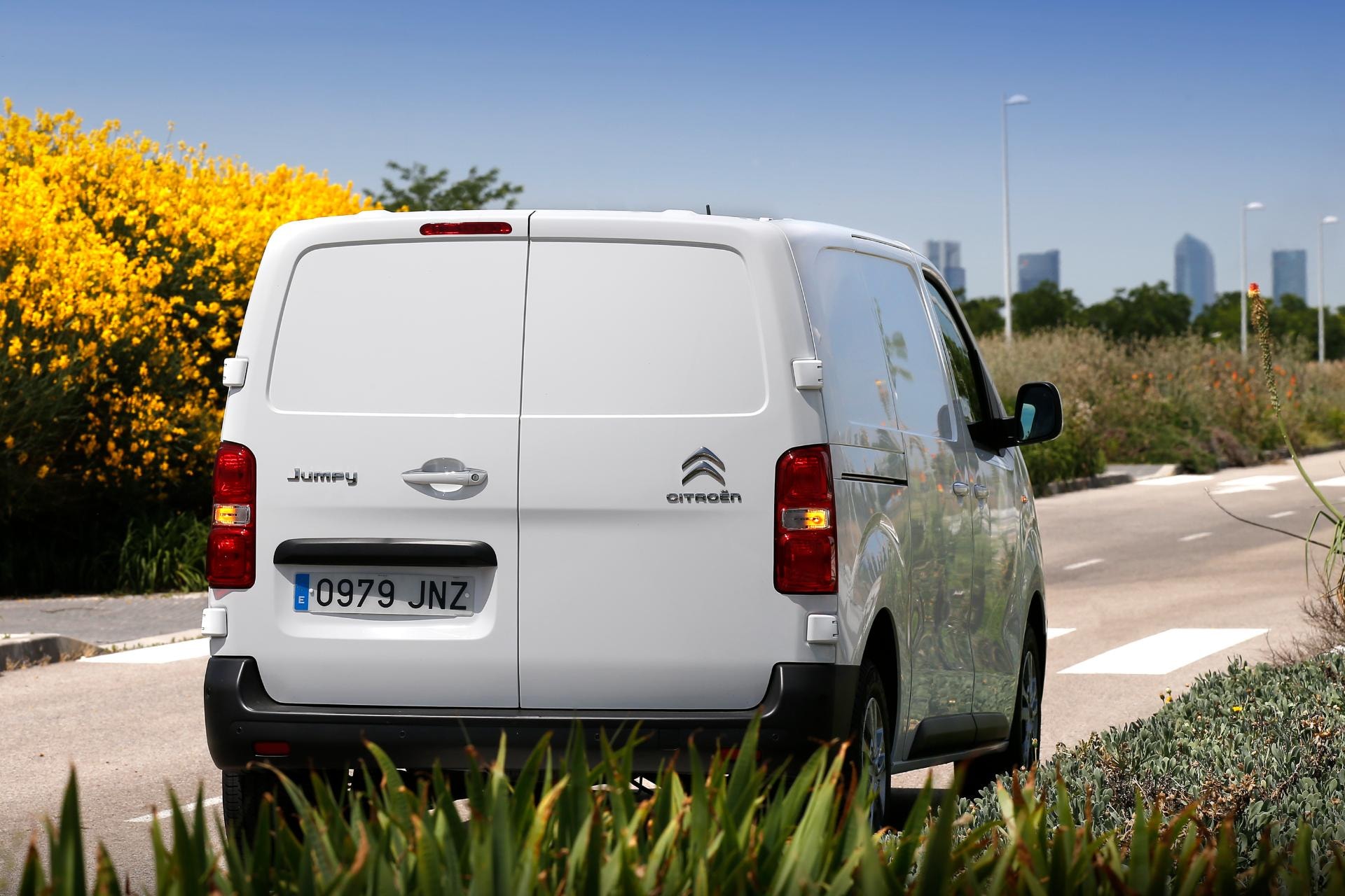 Citroën Jumpy mostrando la parte trasera completa y diseño de luces.