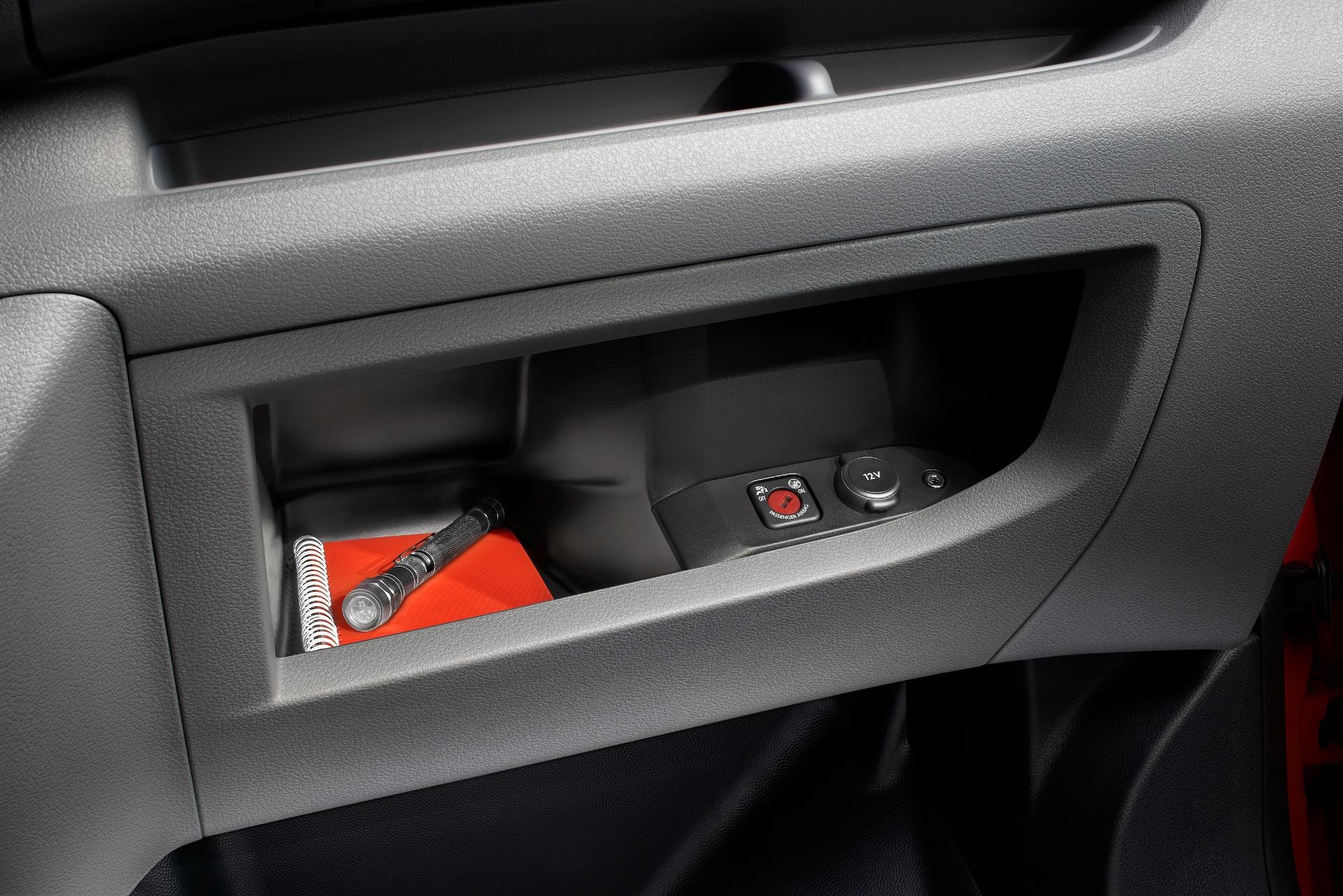 Vista del compartimiento de la puerta con espacio para objetos y control remoto.