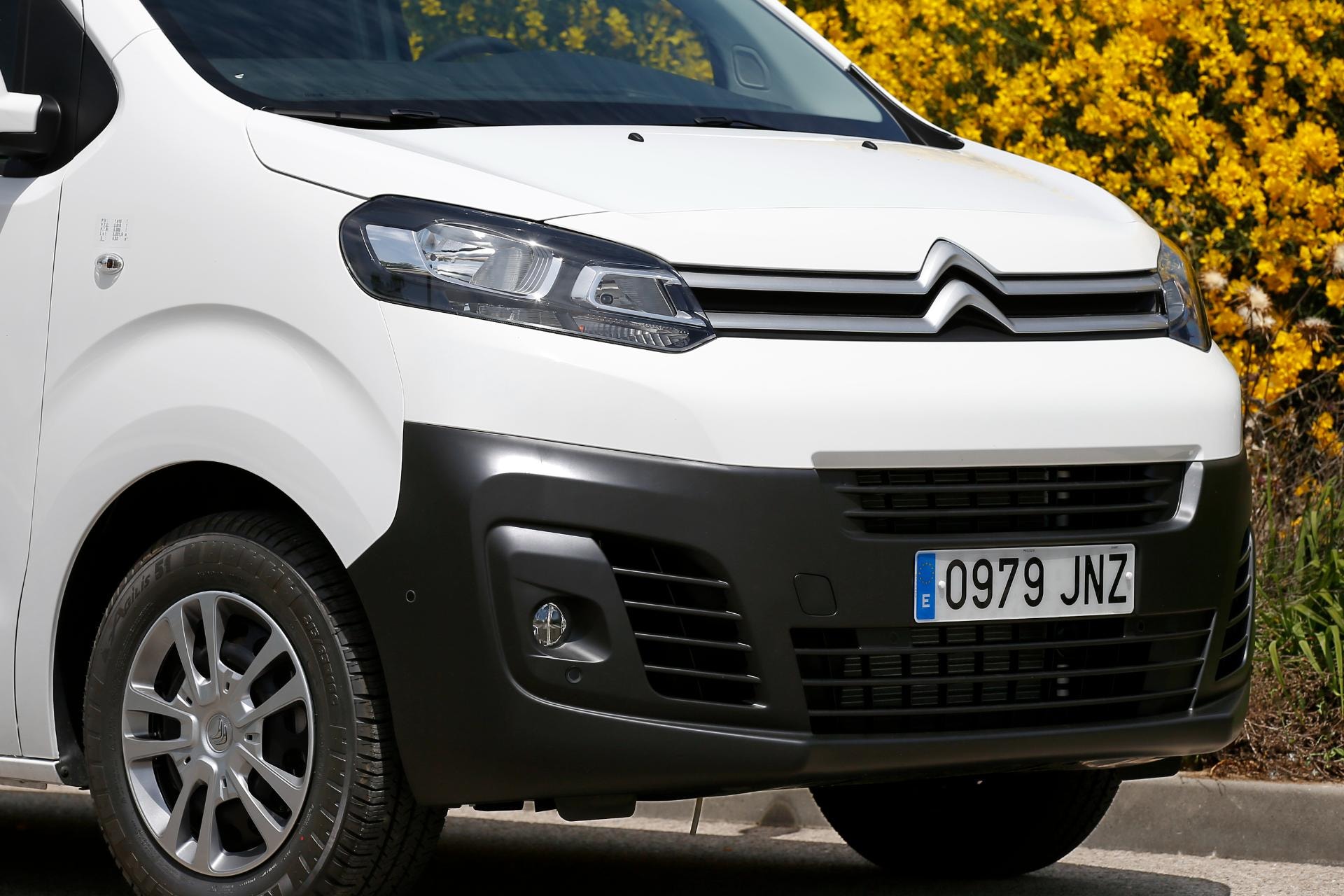 Vista frontal cercana del Citroën Jumpy destacando su parrilla distintiva