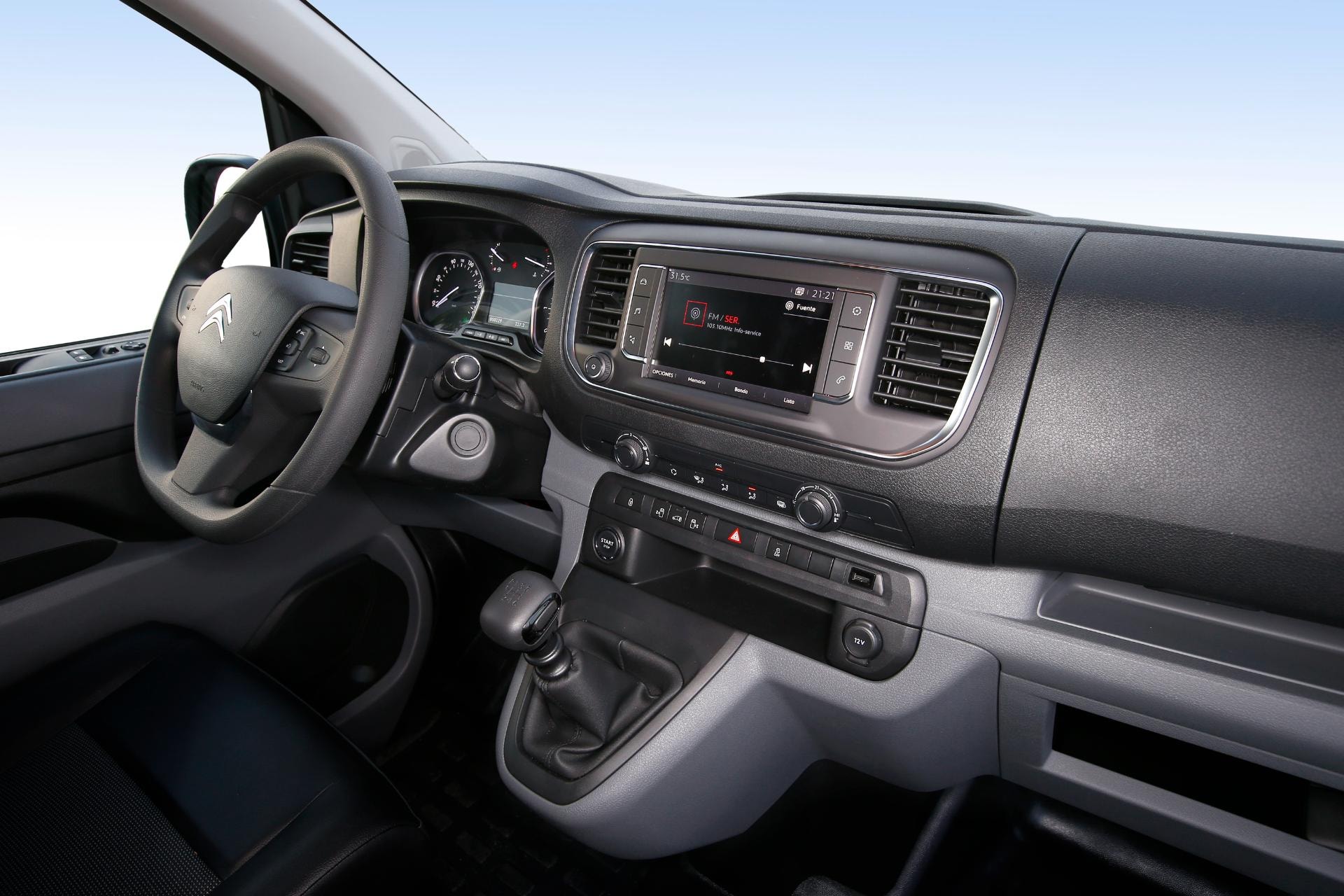 Vista del habitáculo del Citroën Jumpy, confort y funcionalidad para el conductor