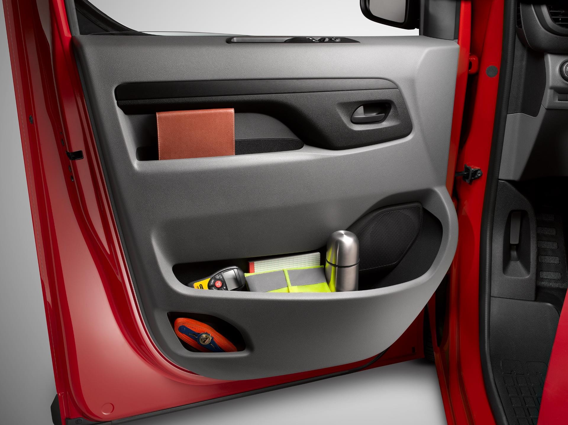 Almacenamiento en la puerta del pasajero del Citroën Jumpy.