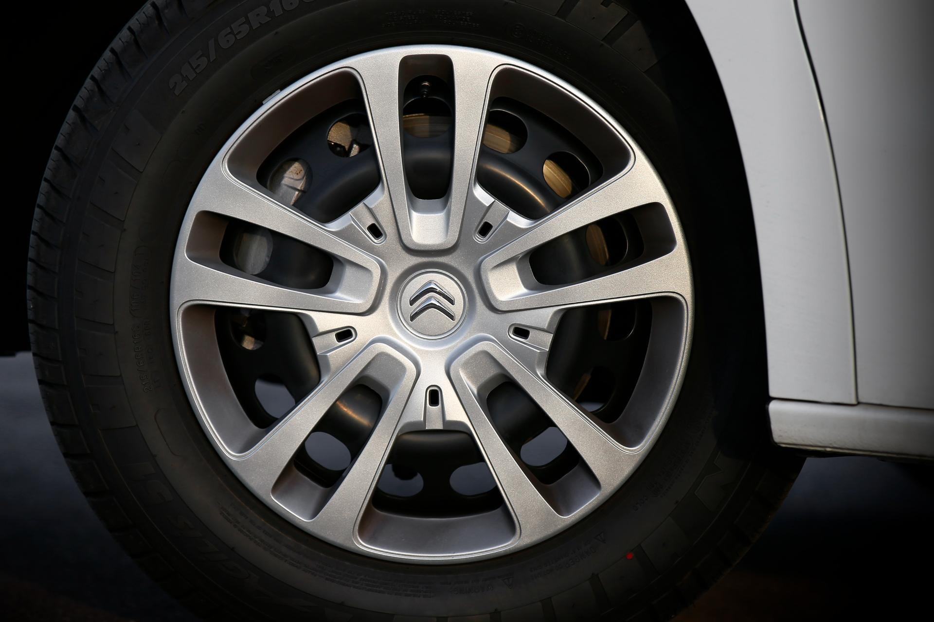 Rueda del Citroën Jumpy mostrando diseño robusto para diferentes terrenos