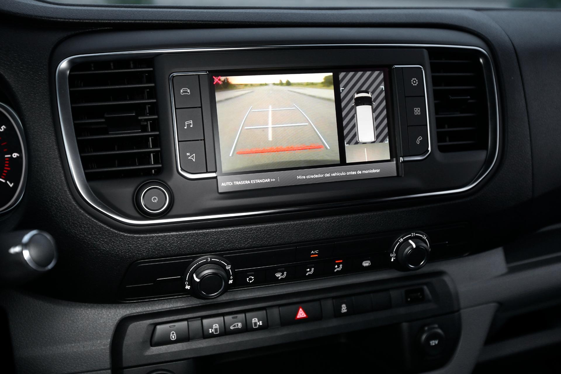 Vista del sistema multimedia con la cámara de reversa activada.