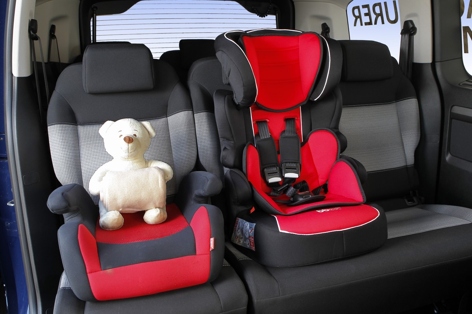 Citroën SpaceTourer mostrando soluciones prácticas para la familia, como el asiento infantil.