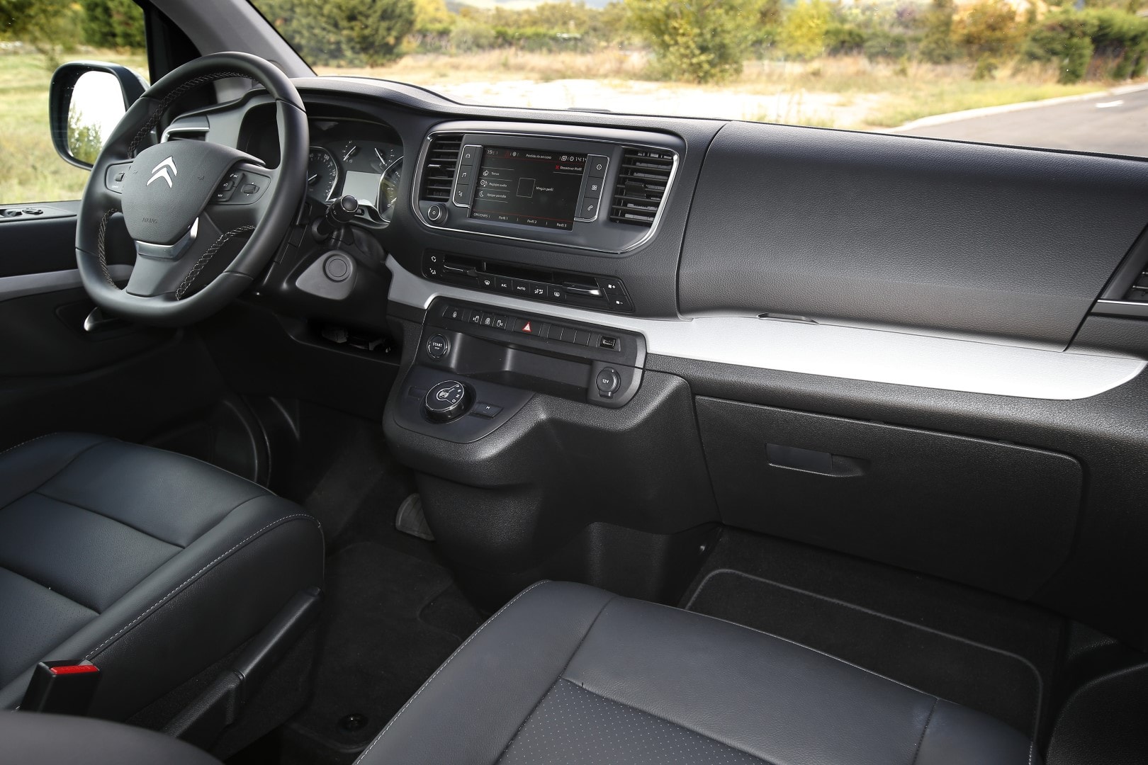 Cabina del SpaceTourer con acabados en cuero y detalles ergonómicos.