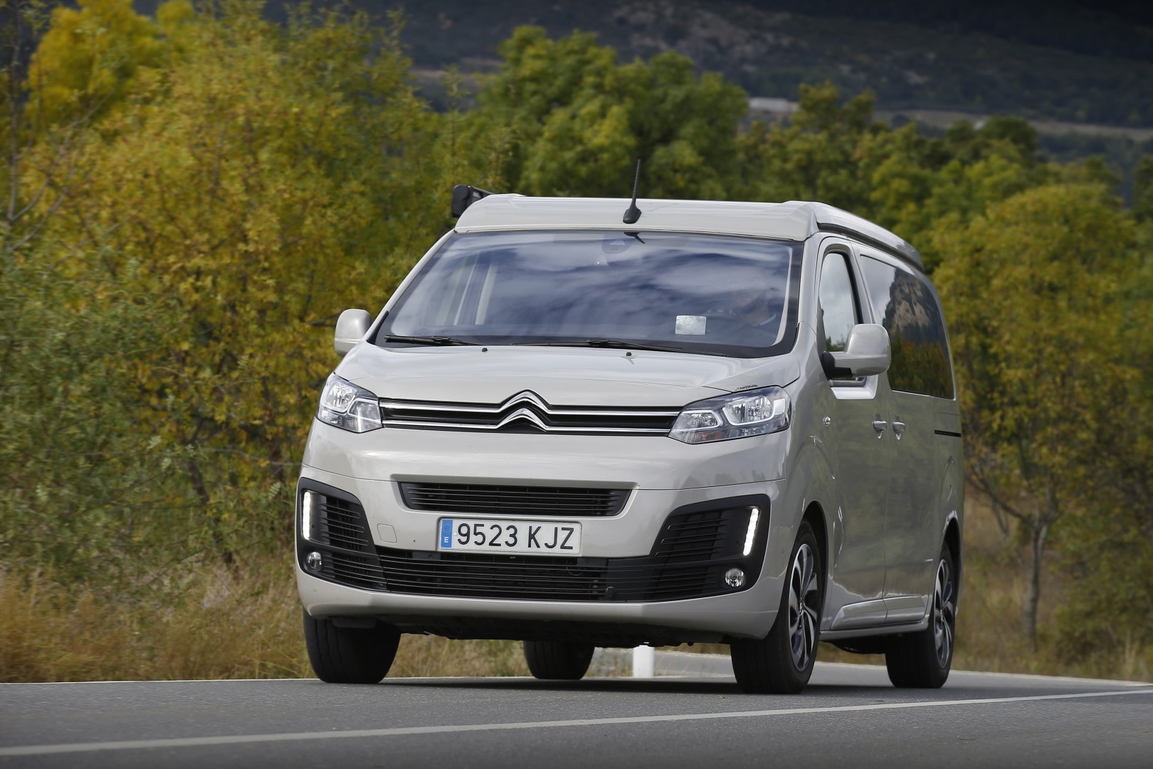 Citroën SpaceTourer en movimiento, reflejando su dinamismo y buen manejo.