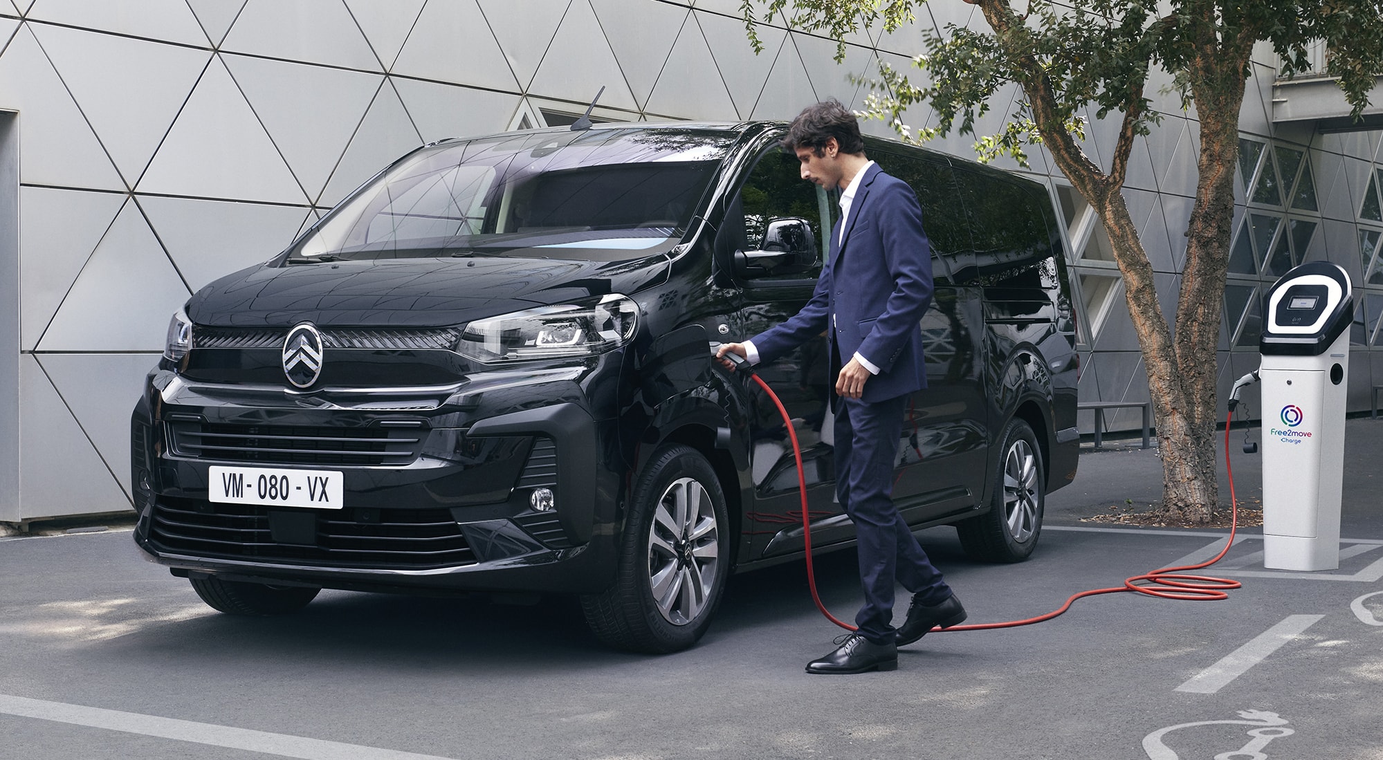 El Citroën Spacetourer eléctrico siendo cargado, refleja su modernidad.