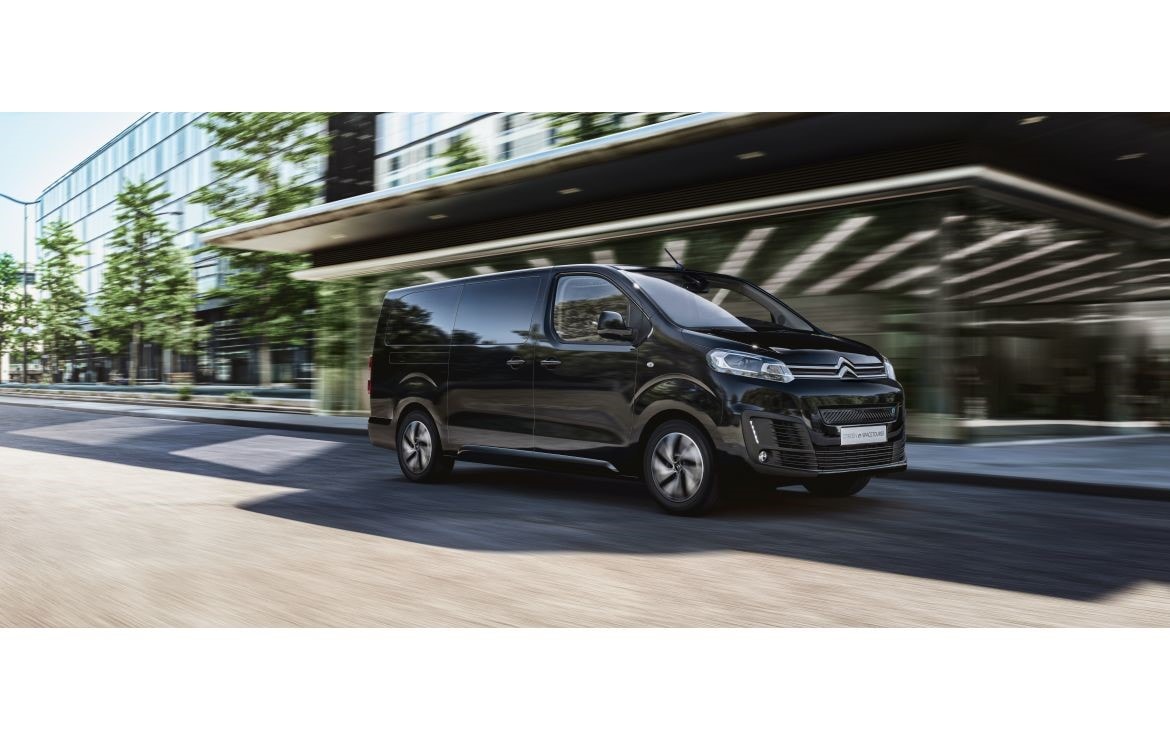 Citroën SpaceTourer en movimiento, vista lateral, diseño moderno y aerodinámico.