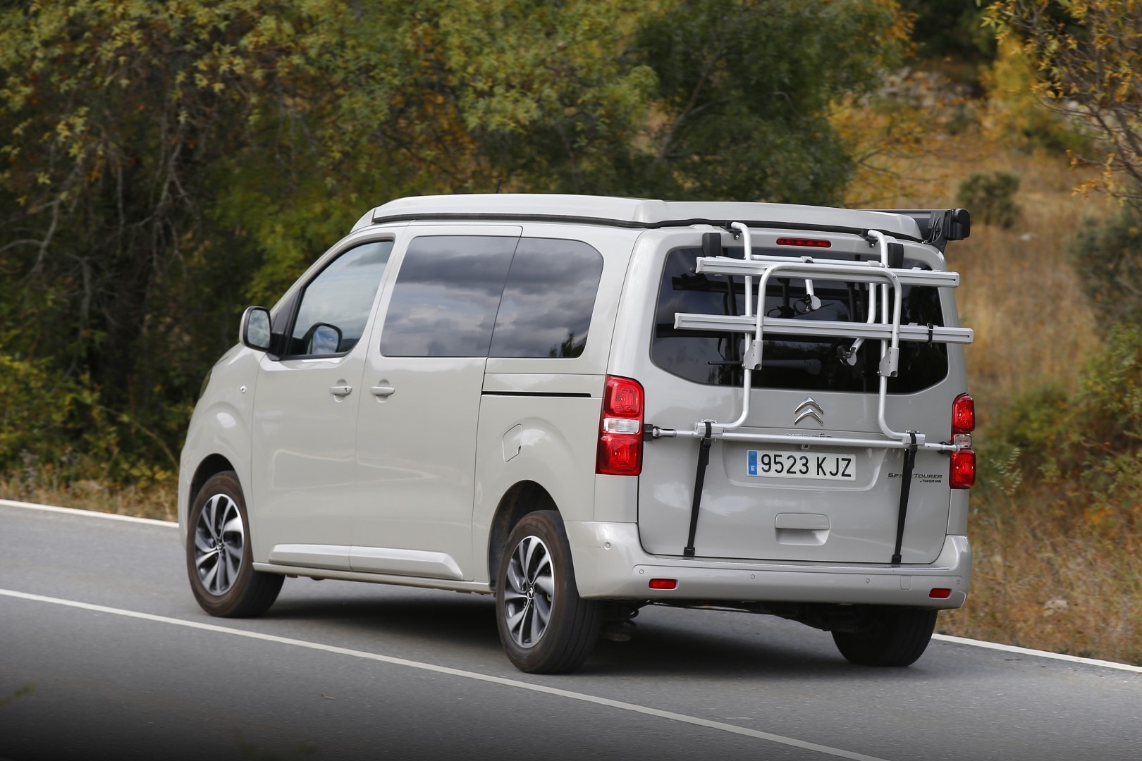 Citroën SpaceTourer con portabicicletas, ideal para aventuras al aire libre.