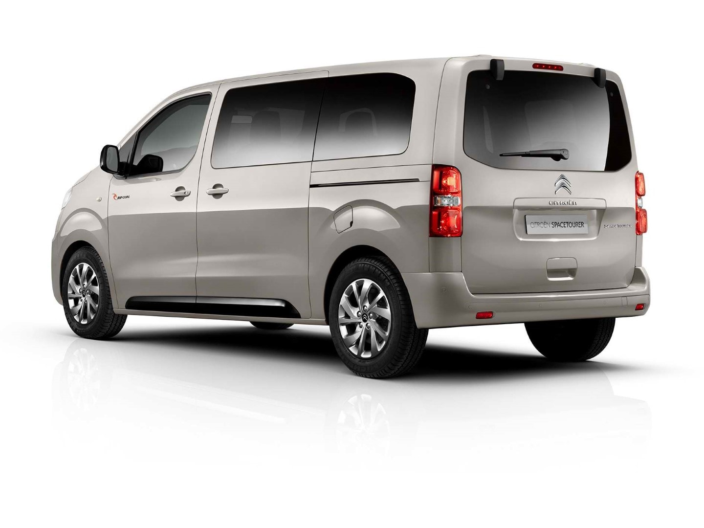 Vista lateral y trasera del SpaceTourer, resaltando su espacio de carga y facilidad de acceso.