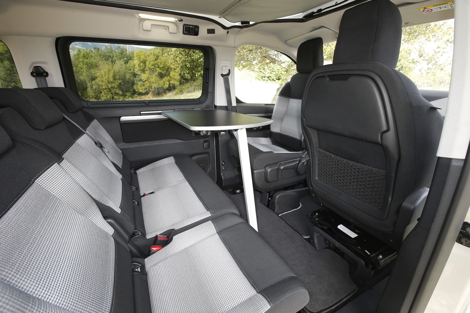 Interior del Citroën SpaceTourer transformado en un comedor, mostrando su modularidad.