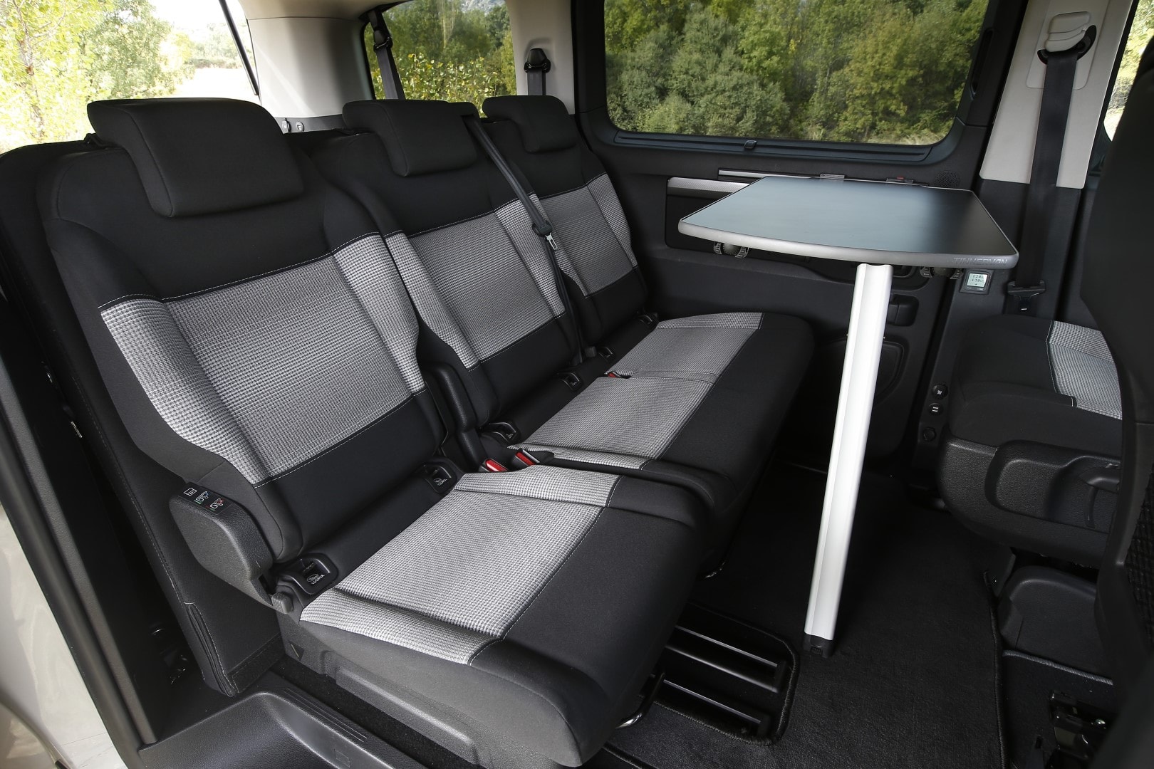 Configuración de asientos en torno a la mesa del Citroën SpaceTourer, ideal para viajes en grupo.