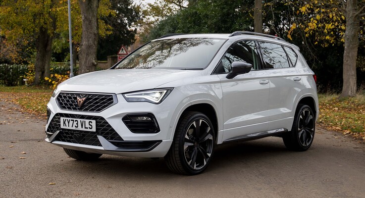 Vista lateral del Cupra Ateca destacando su línea dinámica y robusta.