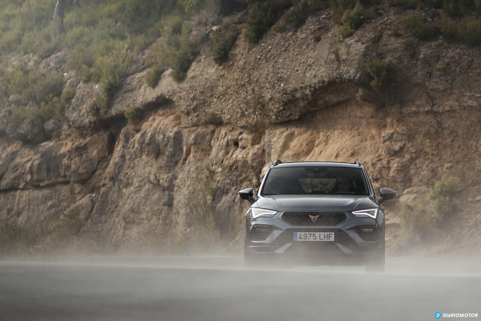 CUPRA Ateca exhibiendo su diseño deportivo y robusto en un camino polvoriento.