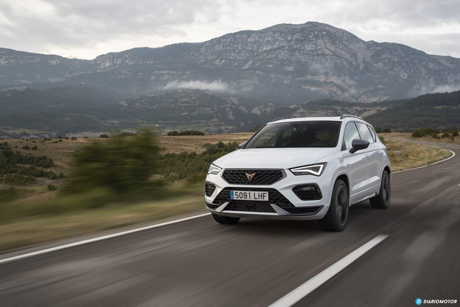 Vista lateral del CUPRA Ateca blanco destacando su silueta en movimiento.