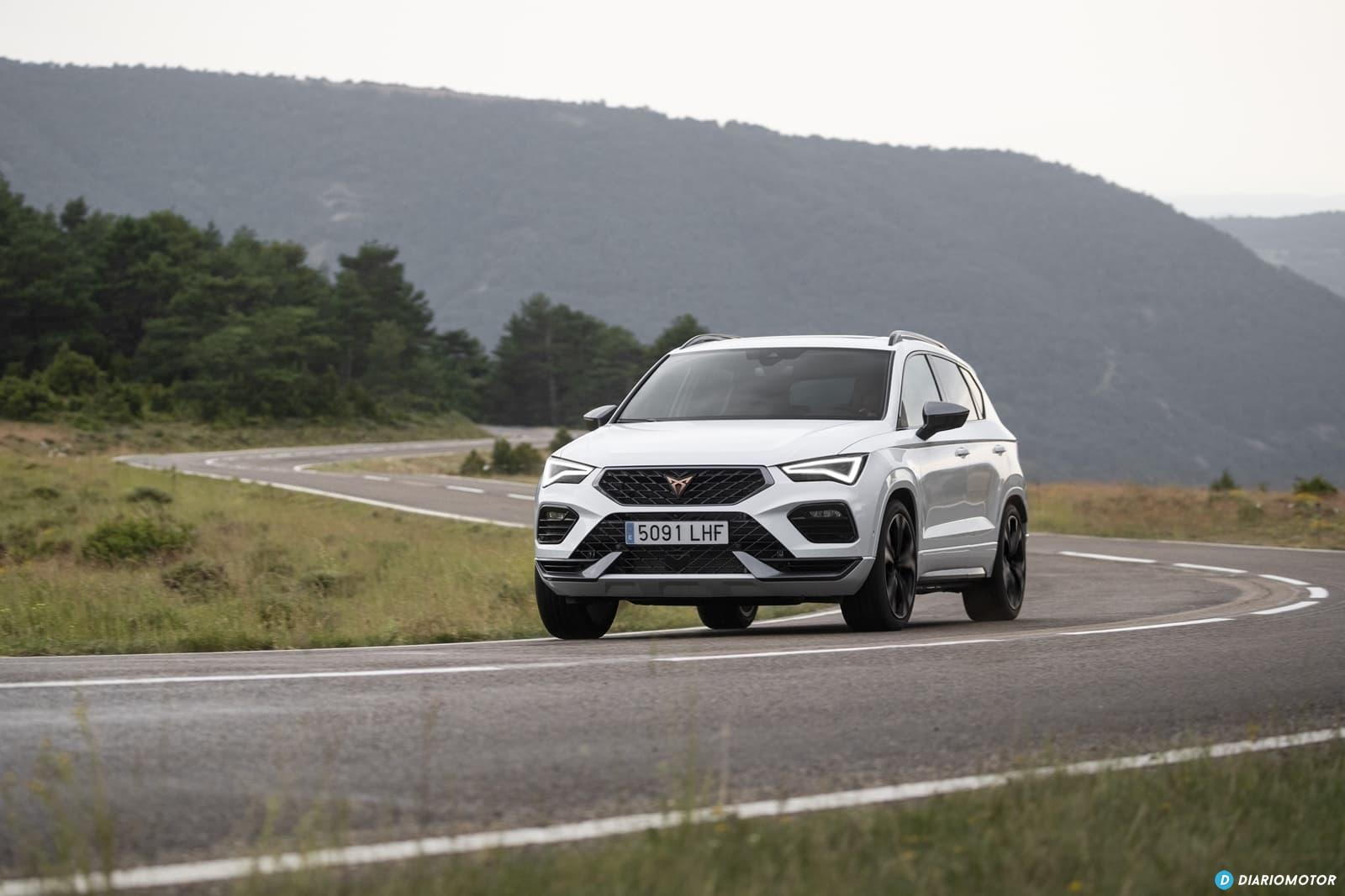 CUPRA Ateca abordando con determinación una curva, mostrando su frontal.