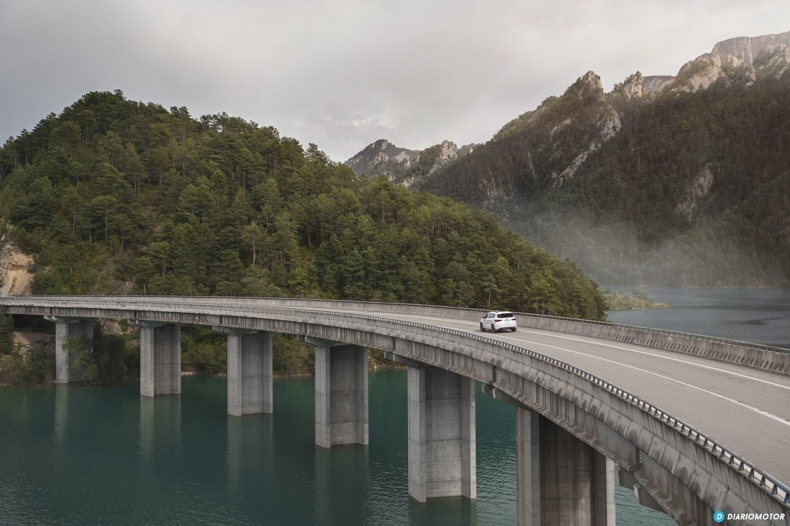 Un puente sobre aguas serenas y el Ateca en su habitat: la aventura.