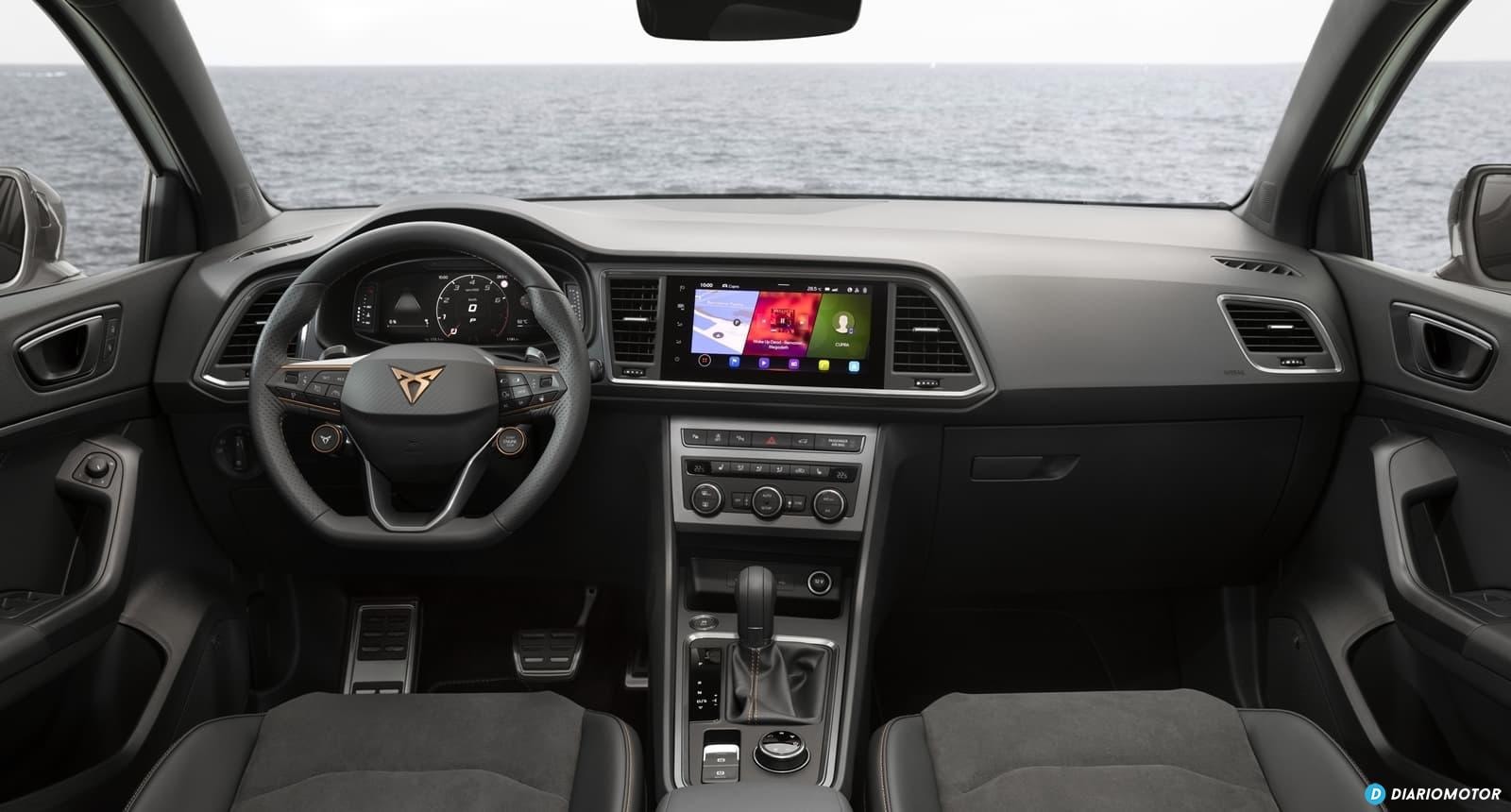 Vista detallada del interior, mostrando la ergonomía y el diseño de los asientos.