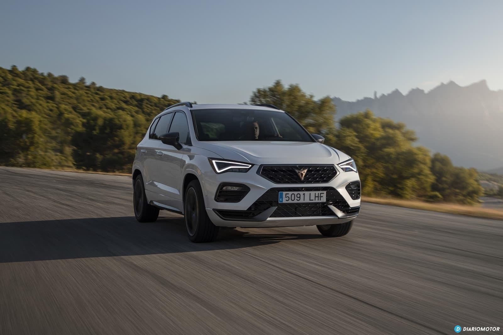 Imagen dinámica del Cupra Ateca mostrando su perfil mientras toma una curva.