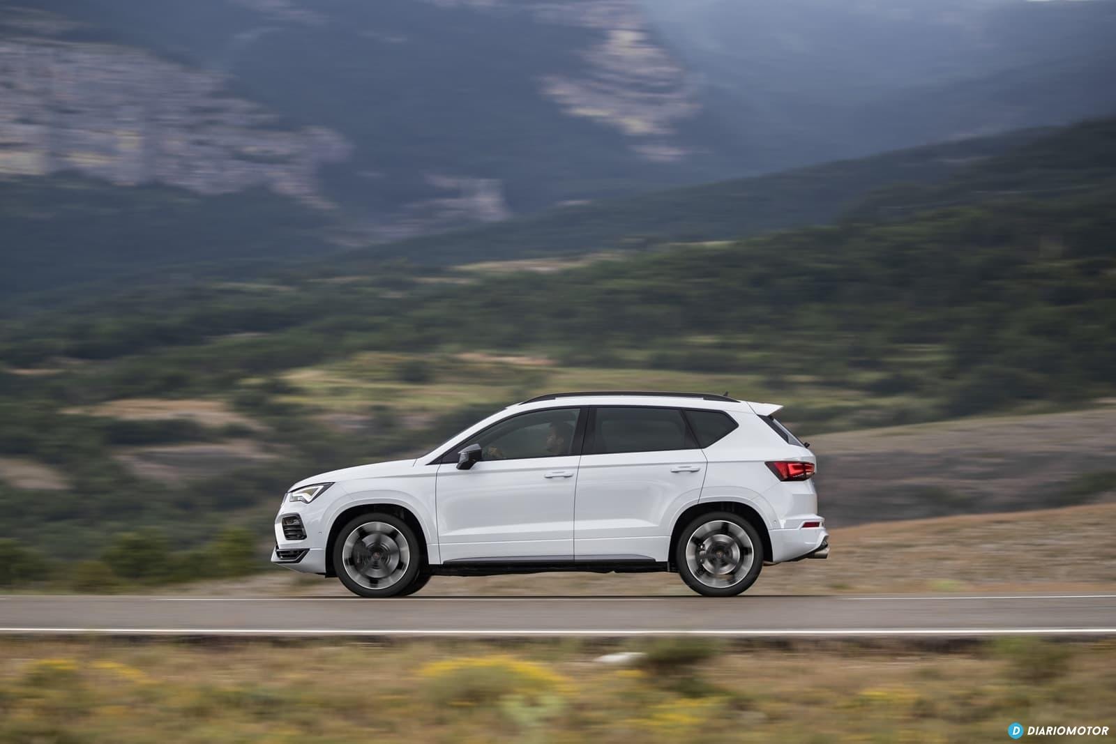 Perfil del Cupra Ateca en movimiento, destacando la aerodinámica lateral.