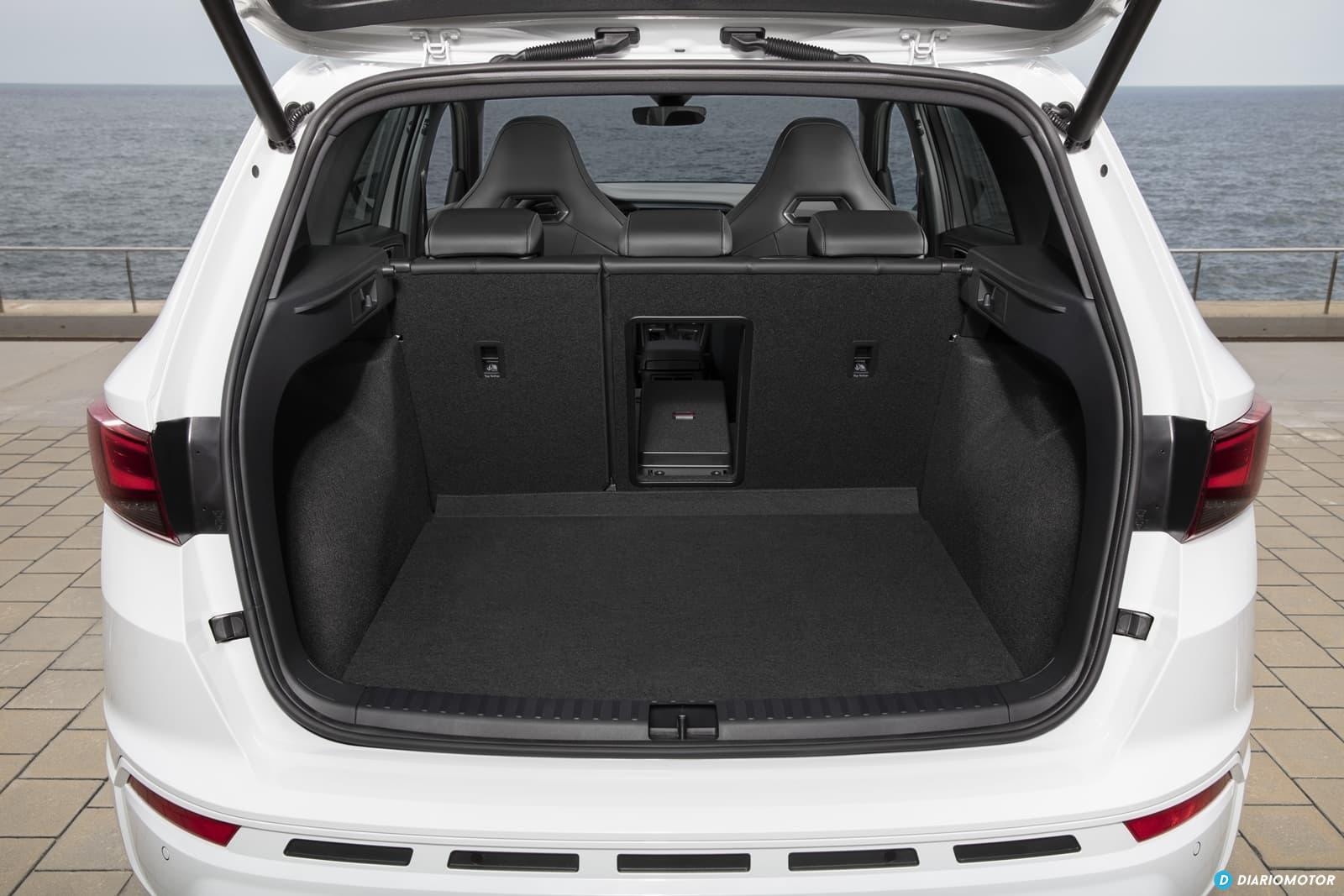 El Cupra Ateca en su hábitat natural, la carretera, exhibiendo su dinamismo.