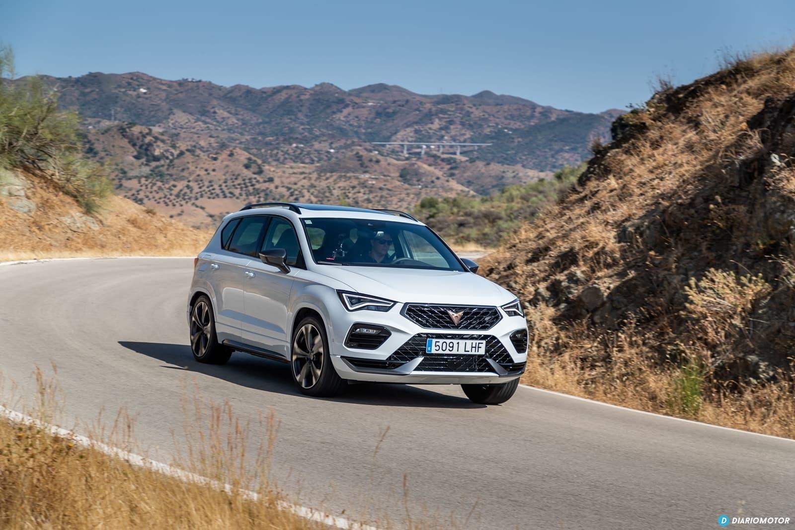 Cupra Ateca blanco en carretera de montaña, mostrando ángulo delantero y lateral.