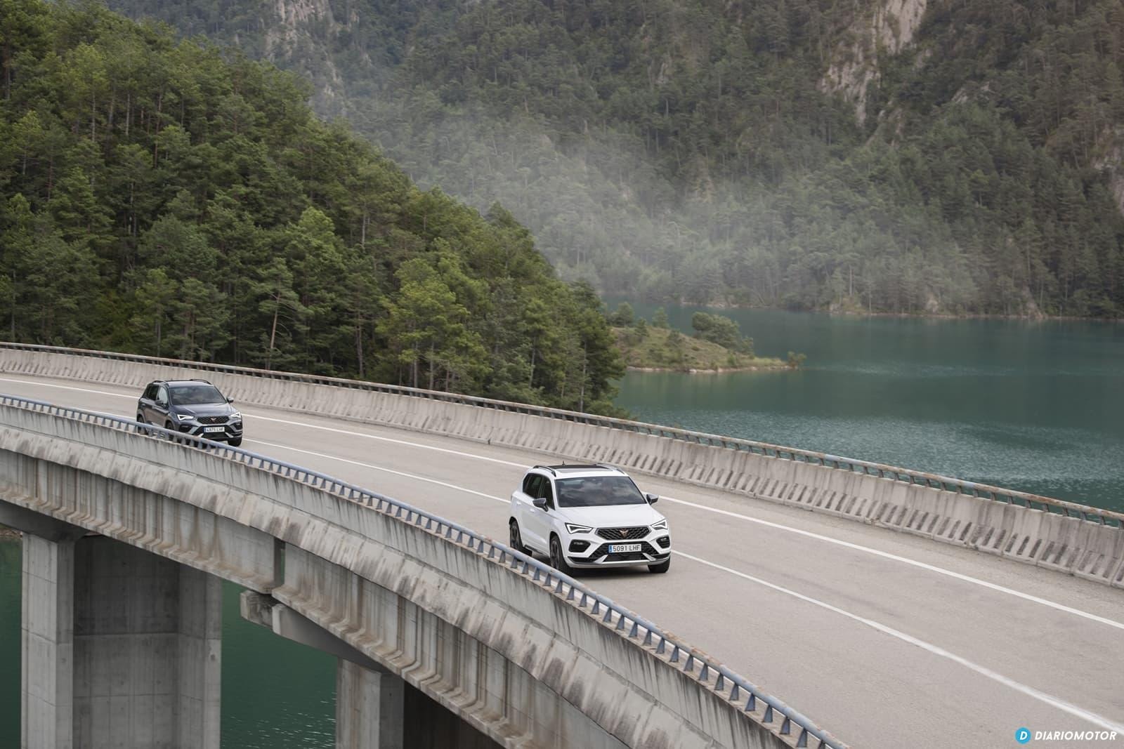 Dos Cupra Ateca en marcha sobre un elegante puente, mostrando su aplomo.