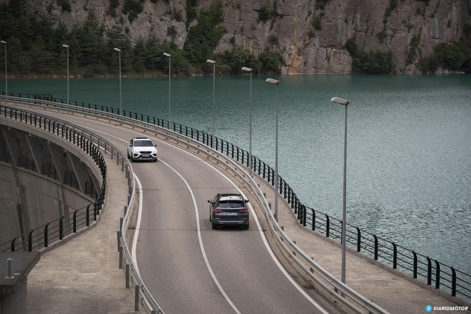 Captura de dos Cupra Ateca, uno de frente y otro de espaldas, cerca de un pantano.