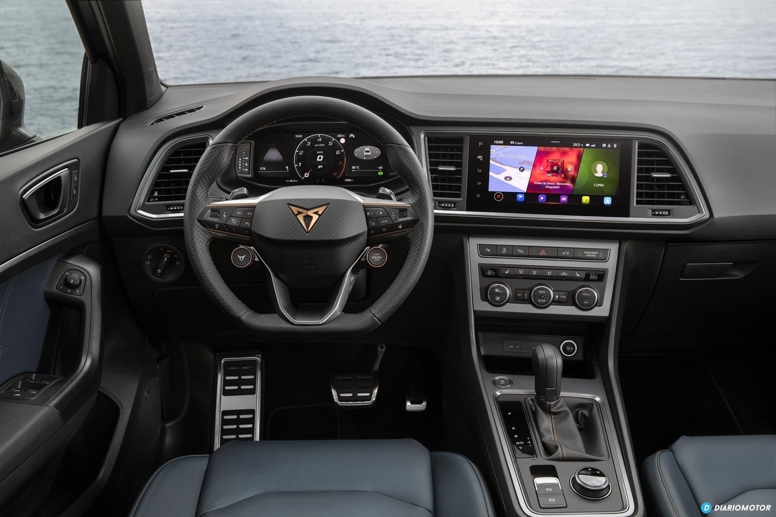 Cockpit del Ateca, foco en volante multifunción y pantalla táctil central.
