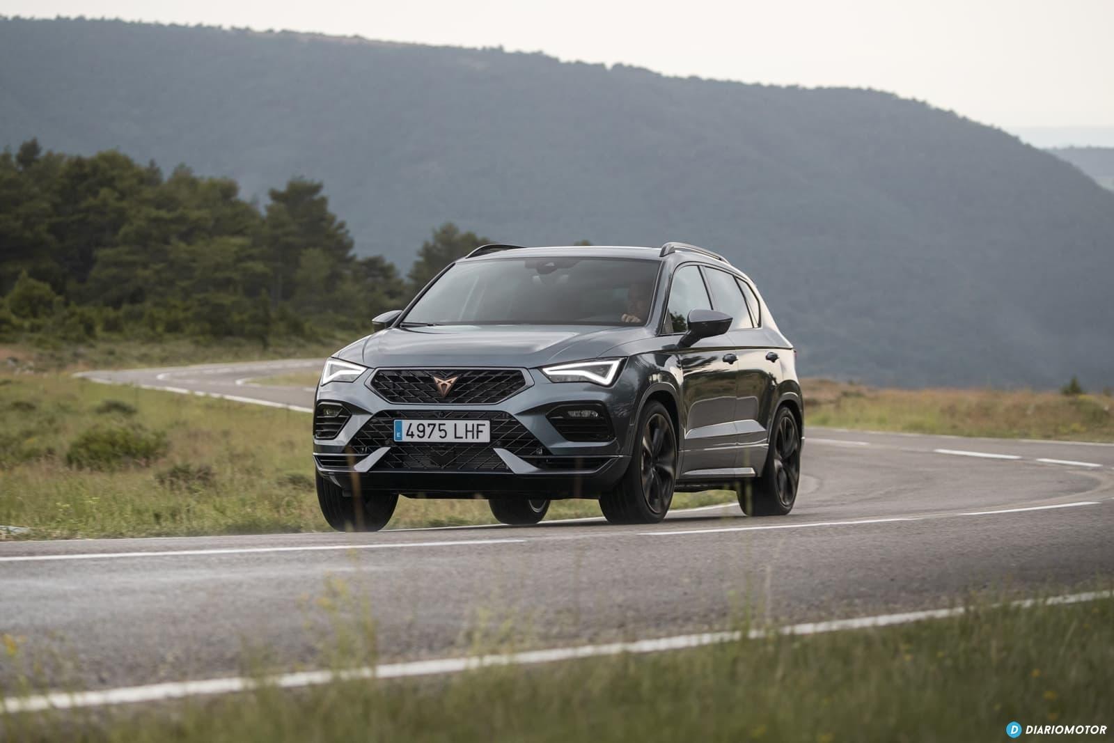 El Cupra Ateca en acción, muestra su diseño dinámico y aerodinámico.