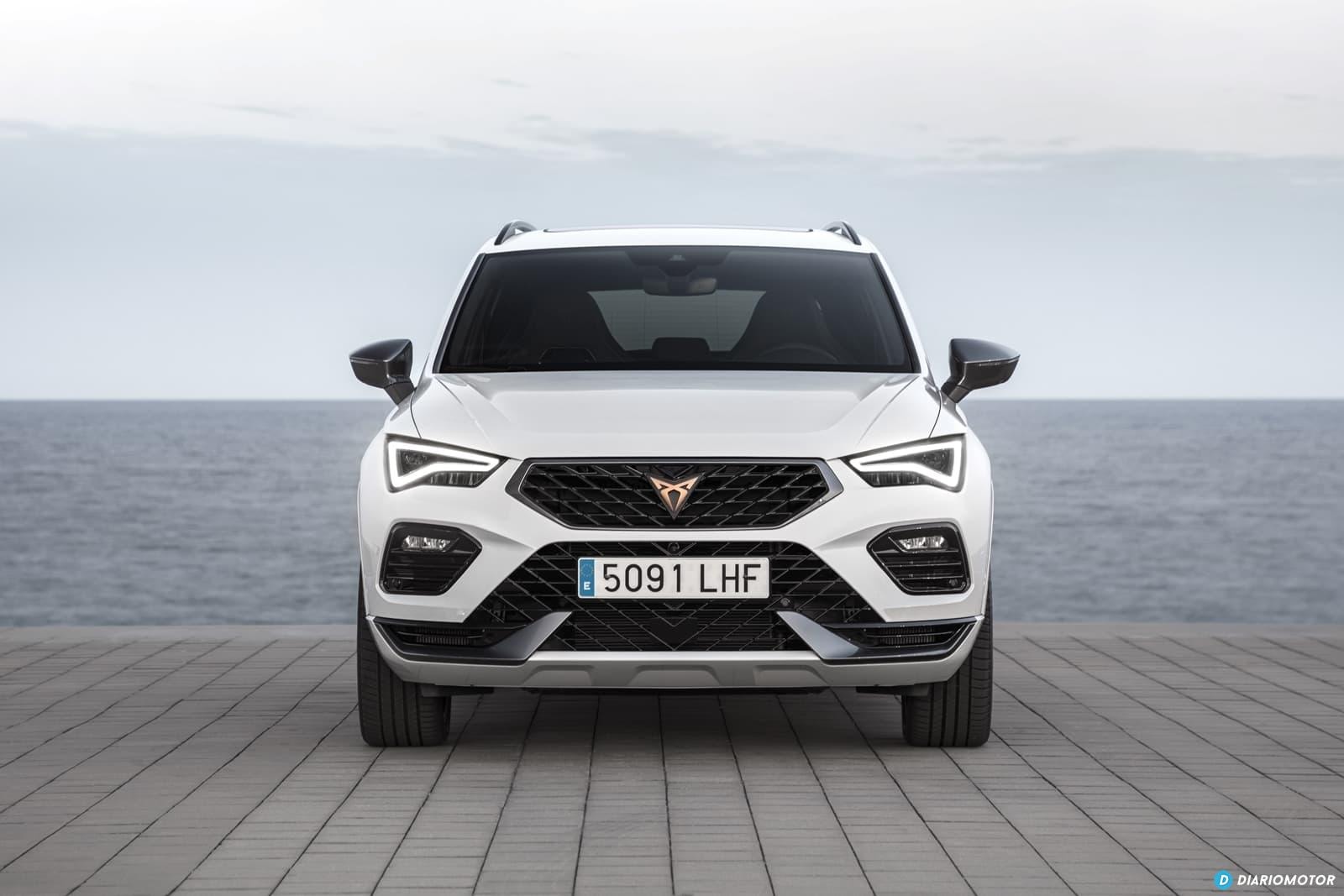 Vista frontal del Cupra Ateca, destacando su parrilla agresiva y faros full LED.