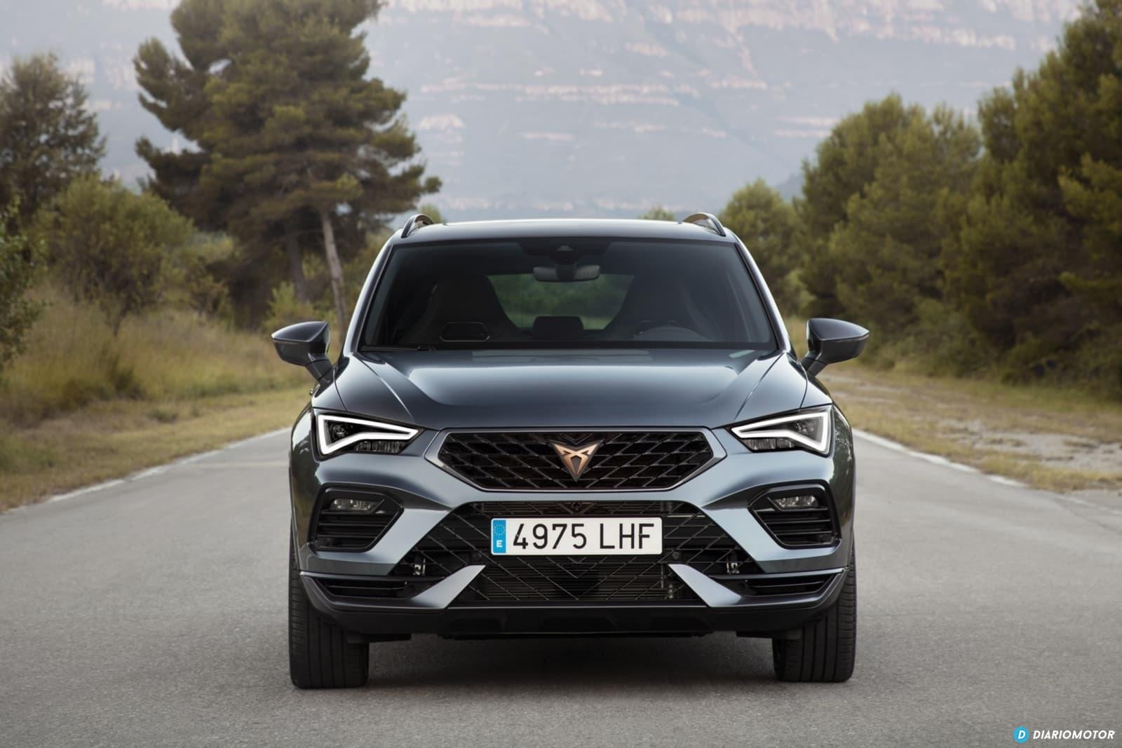 Vista frontal del Cupra Ateca destacando su parrilla y faros característicos.