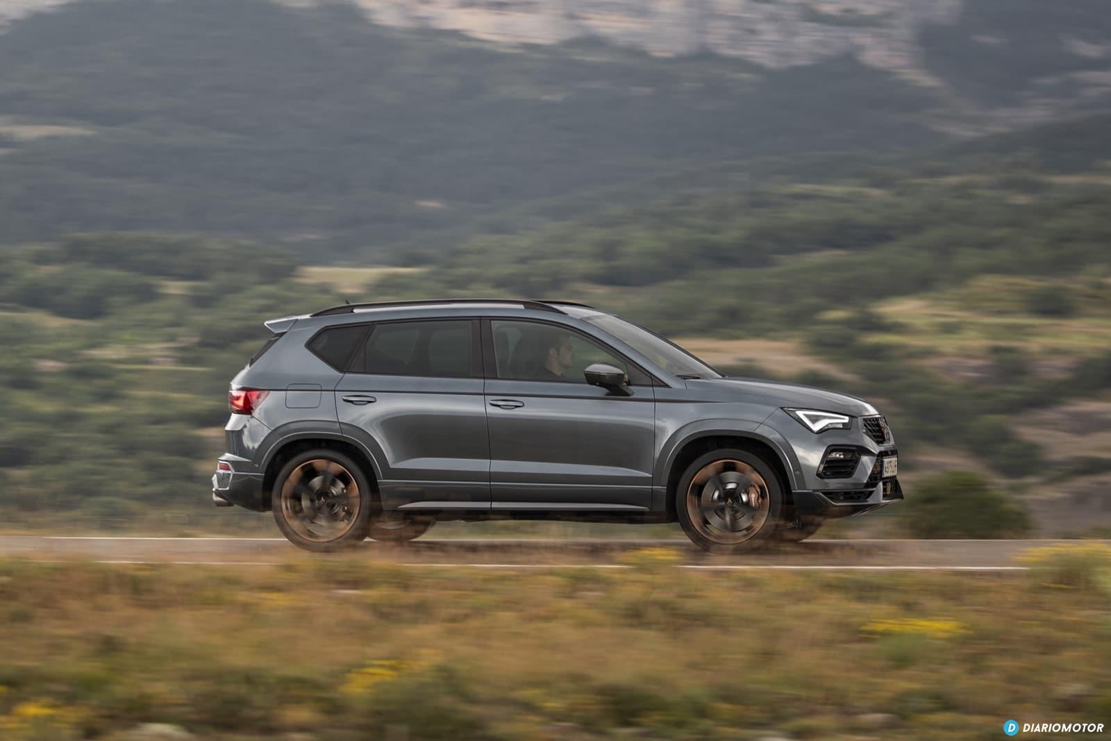 Perfil del CUPRA Ateca en acción destacando su línea lateral y llantas.