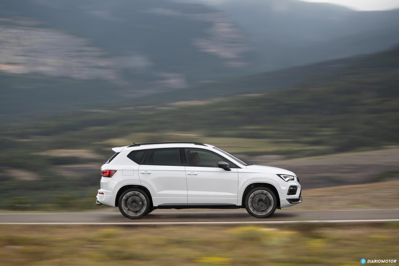 Imagen del Cupra Ateca en carretera, enfatizando el diseño lateral y las líneas deportivas.